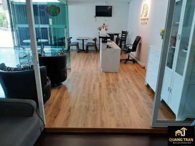 CÔNG TRÌNH THI CÔNG SÀN NHỰA VINYL GIẢ GỖ DÁN KEO CHUYÊN DỤNG KHÁNG KHUẨN QUANG TRAN - THẨM MỸ VIỆN